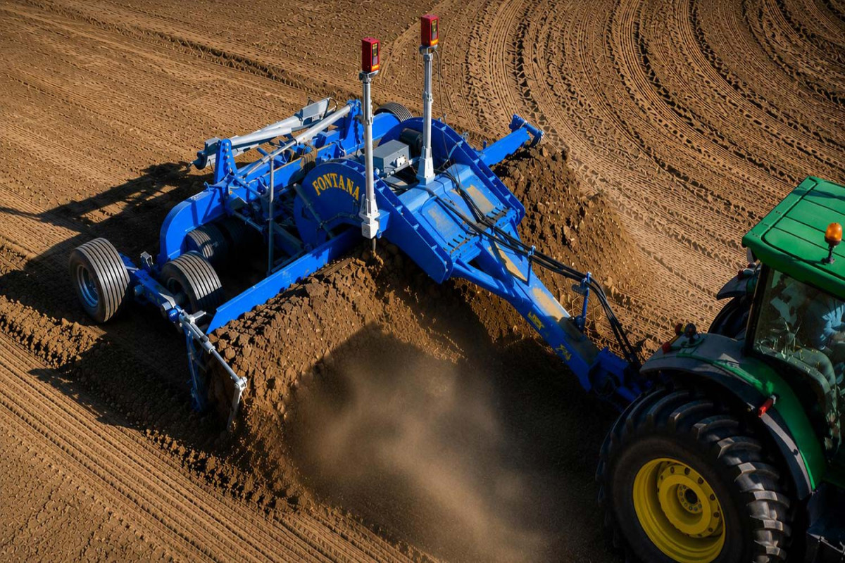 Niveleuse Fontana avec technologie Laser et GPS en fonctionnement dans un champ agricole, conçue et fabriquée en Italie.